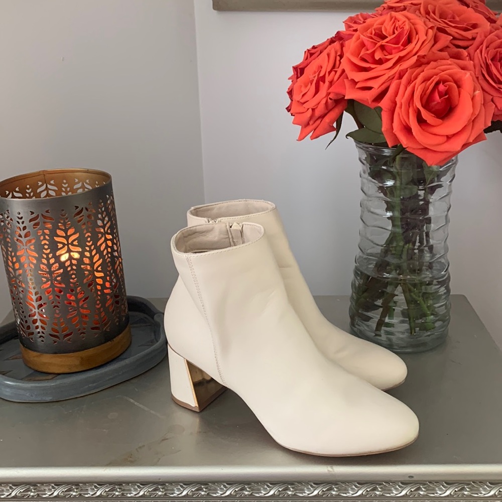 Cream off white faux leather ankle boots booties 10 XOXO